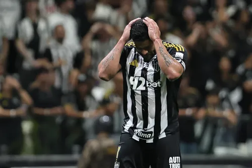 Em má fase no Atlético-MG, Hulk critica arbitragem após cartão e fala em