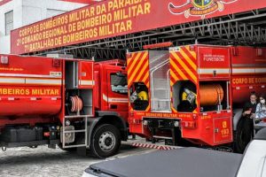 Caminhão pega fogo em acesso lateral da BR-230, em Santa Rita Caminhão pega fogo em acesso lateral da BR-230, em Santa Rita