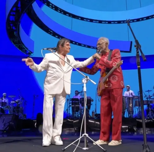 Gilberto Gil recebe Roberto Carlos num dos pontos altos da turnê Tempo Rei