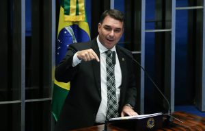 Flávio Bolsonaro revela pedido do pai ao deputado Hugo Motta Flávio Bolsonaro revela pedido do pai ao deputado Hugo Motta