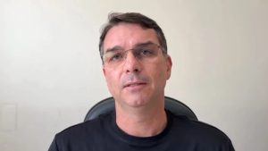 Aliados veem Flávio na mira de Moraes com prisão de Bolsonaro Aliados veem Flávio na mira de Moraes com prisão de Bolsonaro