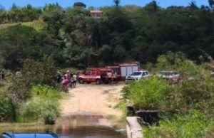 Homem de 53 anos morre após carro com cinco pessoas cair em açude Homem de 53 anos morre após carro com cinco pessoas cair em açude