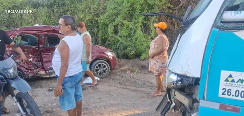 Acidente entre carro e ônibus deixa duas pessoas mortas, em Caaporã