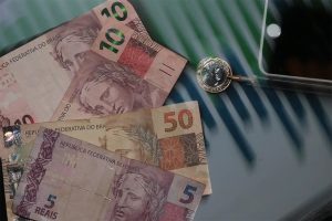Brasileiros retiram bilhões da poupança em agosto Brasileiros retiram bilhões da poupança em agosto