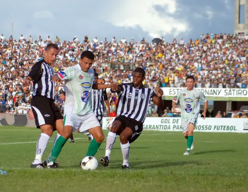 Relembre a carreira de Edmundo, atacante que marcou época no futebol paraibano