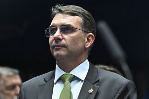 Mendonça inclui Flávio Bolsonaro como investigado Mendonça inclui Flávio Bolsonaro como investigado