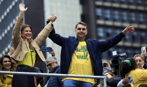 Flávio Bolsonaro propõe endurecer ações de segurança e enxugar Estado Flávio Bolsonaro propõe endurecer ações de segurança e enxugar Estado