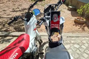 Homem é preso e adolescente apreendido após assalto a residência no Sertão Homem é preso e adolescente apreendido após assalto a residência no Sertão