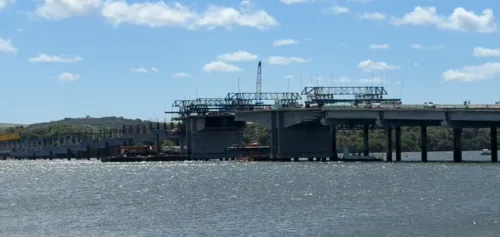 Trabalhador morto em desabamento de estrutura na Ponte do Futuro é enterrado