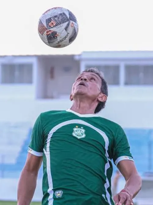 Relembre a carreira de Edmundo, atacante que marcou época no futebol paraibano
