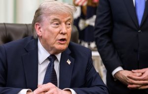 Trump restringe acesso de veículos de imprensa críticos ao governo na Casa Branca Trump restringe acesso de veículos de imprensa críticos ao governo na Casa Branca