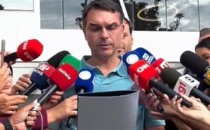 Flávio recua de desistência e alega que fez "pegadinha" com Lula Flávio recua de desistência e alega que fez "pegadinha" com Lula