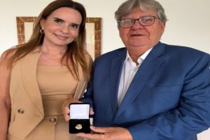 João Azevêdo é presenteado com broche do Senado Federal da senadora Daniella Ribeiro João Azevêdo é presenteado com broche do Senado Federal da senadora Daniella Ribeiro