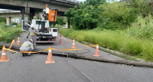 Poste cai e causa interdição parcial na Avenida Sanhauá, em João Pessoa Poste cai e causa interdição parcial na Avenida Sanhauá, em João Pessoa