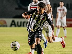 Com gol no fim, Botafogo-PB vence o Santa Cruz no Almeidão e tira rival da final da Série C Com gol no fim, Botafogo-PB vence o Santa Cruz no Almeidão e tira rival da final da Série C