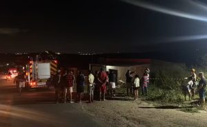 Arremessada em acidente de trânsito, criança morre em cima de telhado Arremessada em acidente de trânsito, criança morre em cima de telhado
