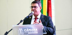 Dinho Dowsley cobra espaço na gestão de Léo Bezerra Dinho Dowsley cobra espaço na gestão de Léo Bezerra