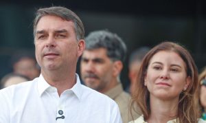 A convite de cardeal, Flávio Bolsonaro participa de missa na Catedral de Brasília A convite de cardeal, Flávio Bolsonaro participa de missa na Catedral de Brasília