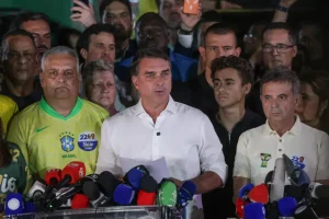Flávio Bolsonaro fala em "sacanagem" e diz que é "impossível aceitar o resultado dessas eleições" Flávio Bolsonaro fala em "sacanagem" e diz que é "impossível aceitar o resultado dessas eleições"
