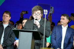 Ajuste fiscal de Milei reduz pela metade novos aposentados na Argentina Ajuste fiscal de Milei reduz pela metade novos aposentados na Argentina