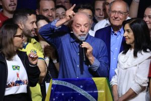 Lula discursa e diz que reeleição foi "uma derrota do negacionismo e da mentira" Lula discursa e diz que reeleição foi "uma derrota do negacionismo e da mentira"