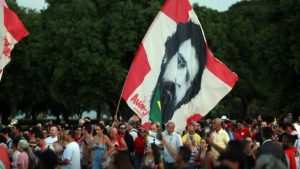 Lula e eleitores se emocionam em “festa de aniversário” Lula e eleitores se emocionam em “festa de aniversário”