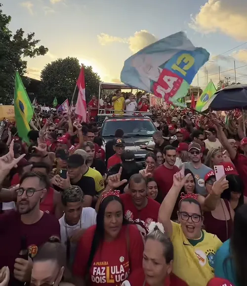 Lula tem atos de campanha com multidão em João Pessoa e carreata em Campina Grande