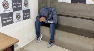 Motorista suspeito de matar motociclista em João Pessoa diz que se distraiu com celular Motorista suspeito de matar motociclista em João Pessoa diz que se distraiu com celular
