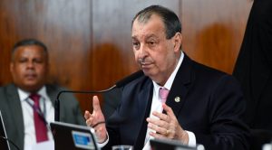 Omar Aziz é eleito governador do Amazonas Omar Aziz é eleito governador do Amazonas