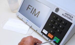 Prorrogação da votação gera confusão com urnas fechadas e seções já apuradas pelo país Prorrogação da votação gera confusão com urnas fechadas e seções já apuradas pelo país
